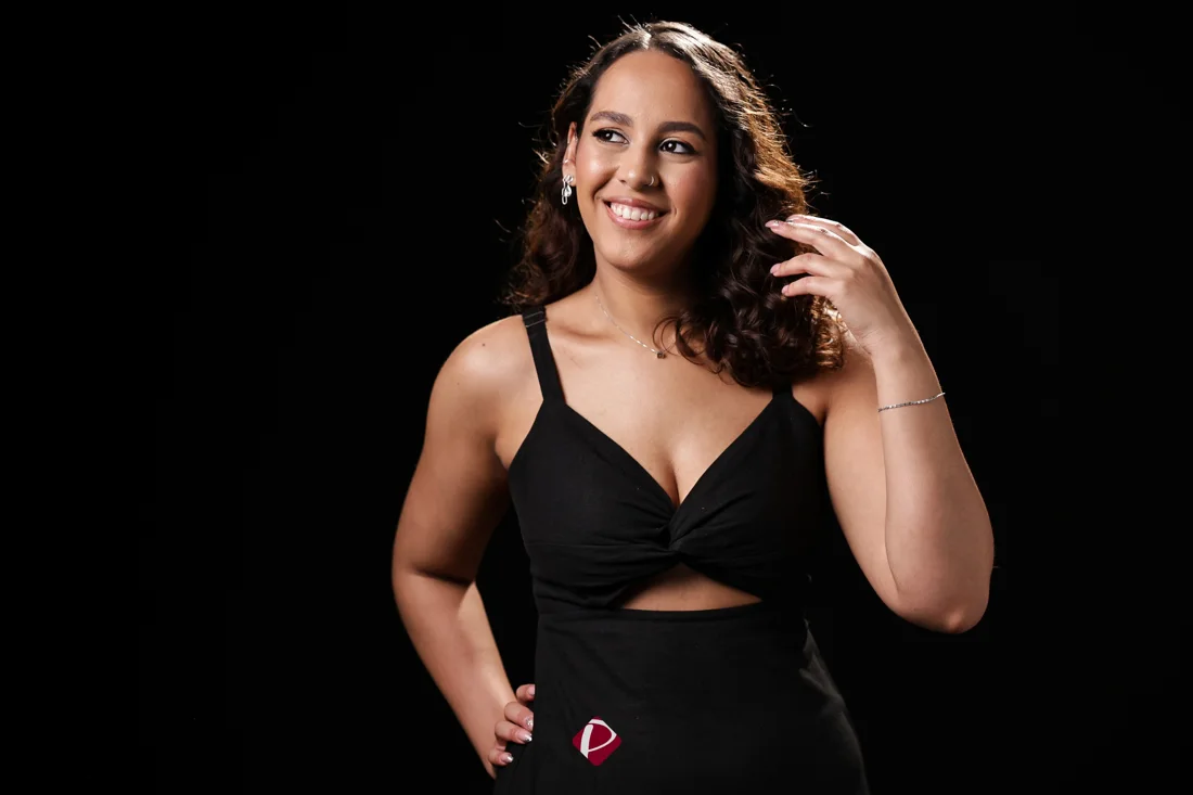Rafaella Francisca em retrato profissional, sorrindo
